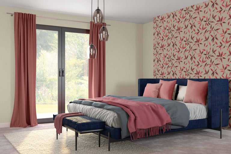 Schlafzimmer mit Bett, Vorhängen und Blumentapete