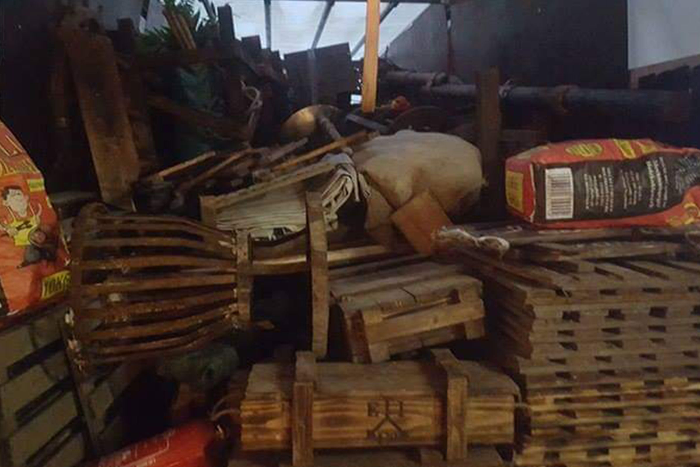 Palettes en bois, caisses en bois et marchandises en sacs empilées