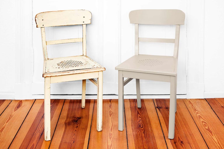Deux chaises en bois, une restaurée et une brute