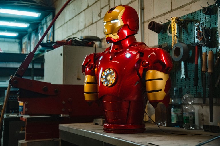 Buste d'Iron Man dans un atelier