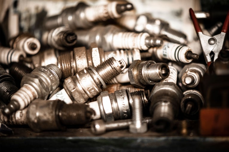 Vue d'un ensemble de bougies d'allumage et de pinces