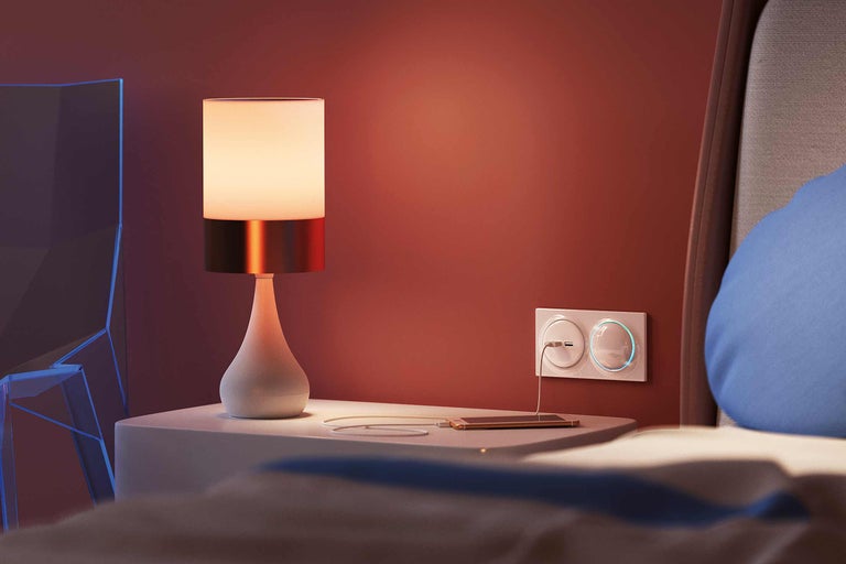 Table de chevet avec lampe, prise avec port USB et téléphone portable