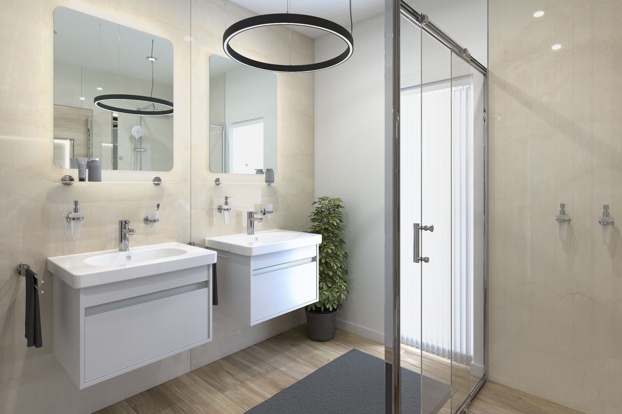 Helles Badezimmer mit Doppelwaschtisch, Spiegeln, kreisförmiger Lampe und Duschkabine