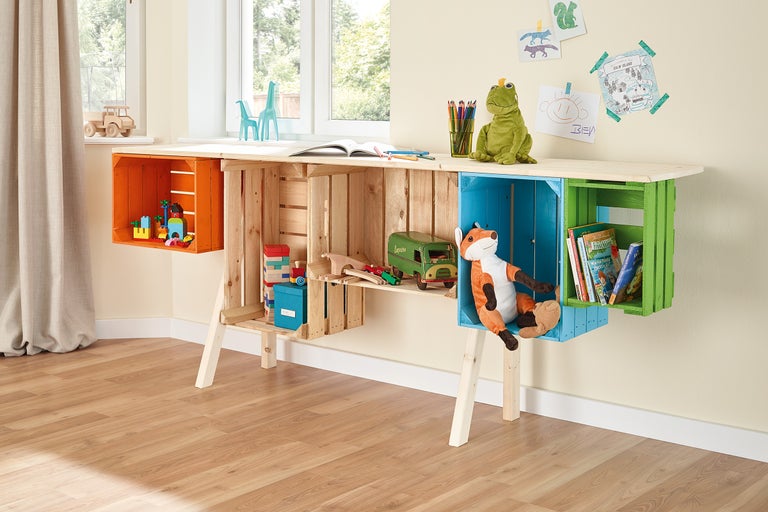Bureau d'enfant en caisses de bois avec jouets et décorations