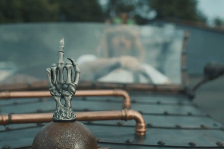 Dekoratives Skelett Hand Ornament auf einem Fahrzeug