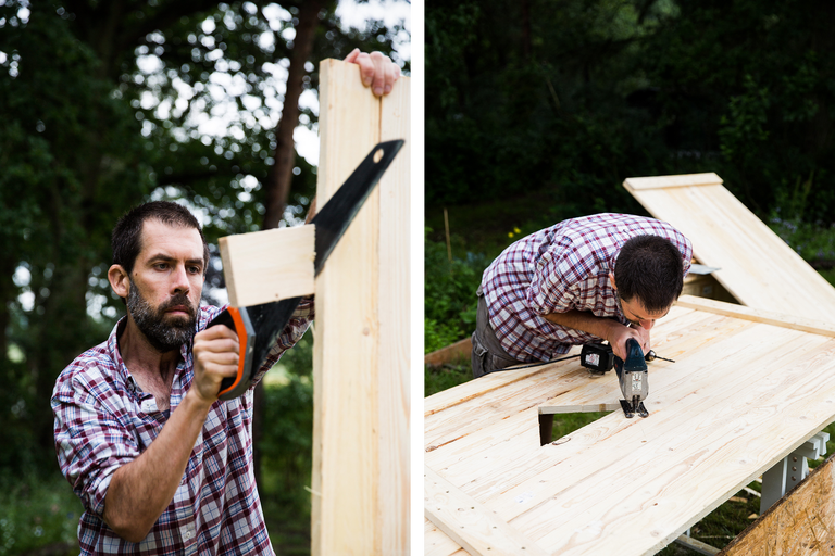 Un homme scie du bois avec une scie à main et une scie sauteuse à l'extérieur.