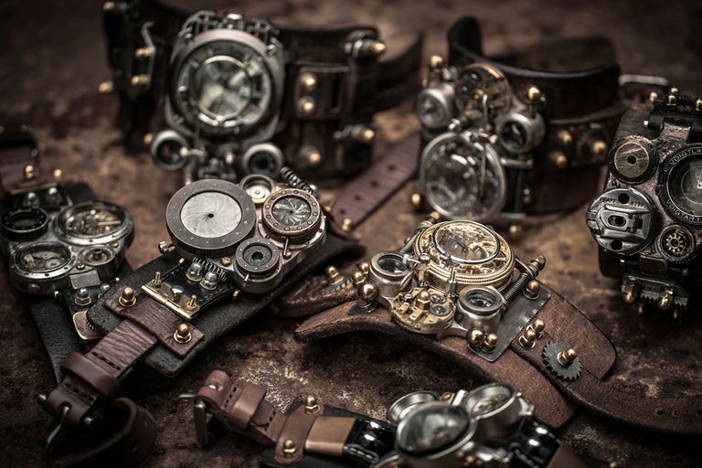 Mehrere Steampunk-Armbanduhren mit Lederarmbändern und Zifferblättern mit Zahnrädern.