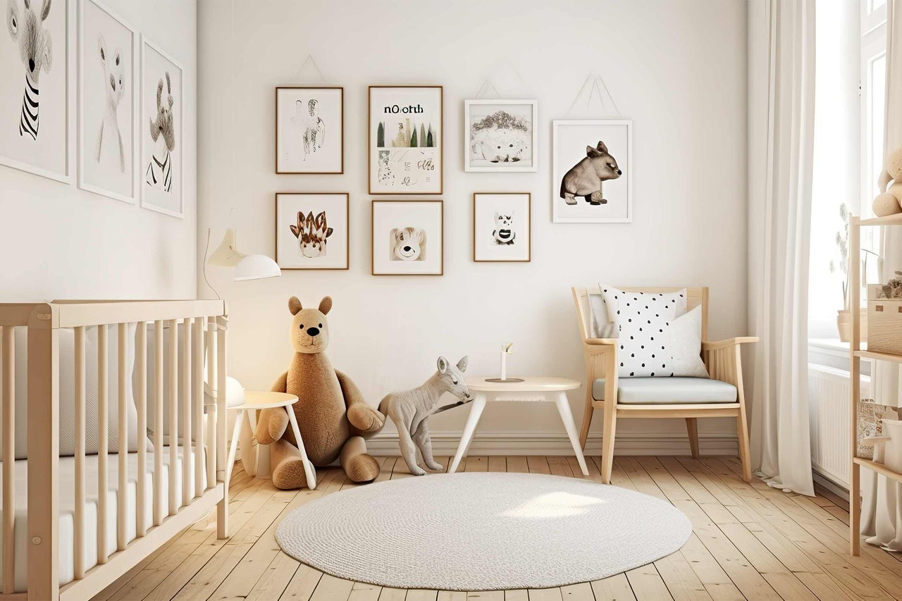 Chambre d'enfant avec lit de bébé, tapis et images d'animaux au mur.