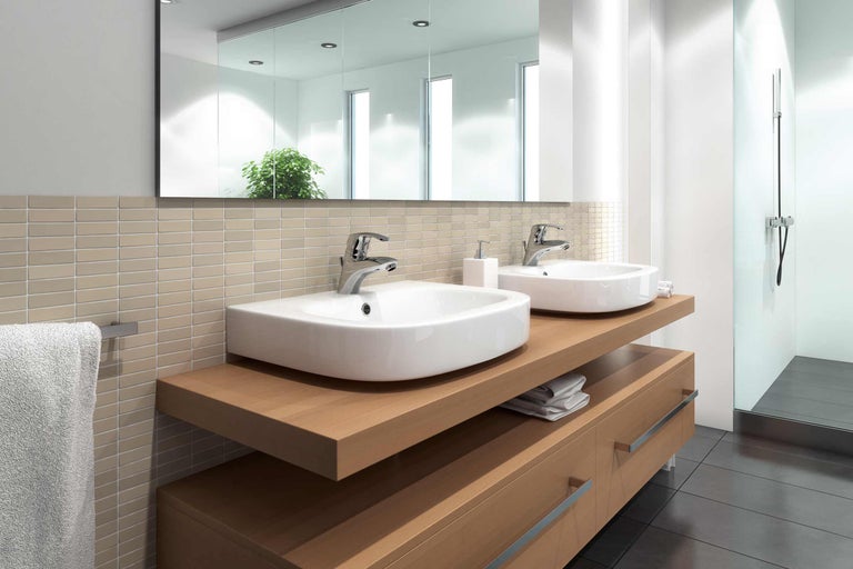 Badezimmer mit Doppelwaschbecken, Spiegel und Fliesen