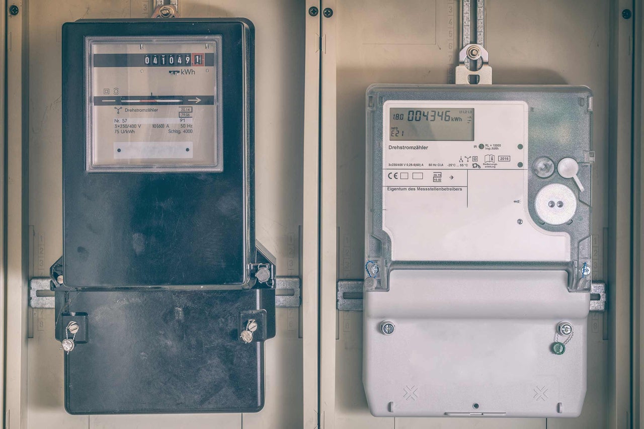 Deux compteurs électriques dans un boîtier de distribution pour le comptage de l'électricité
