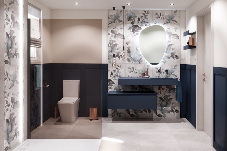 Modernes Badezimmer mit Toilette, Waschtisch, Spiegel mit Beleuchtung und floralen Fliesen