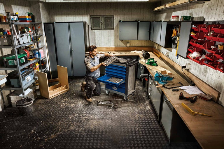Atelier avec servante d'atelier, établi et étagères pour les besoins de bricolage