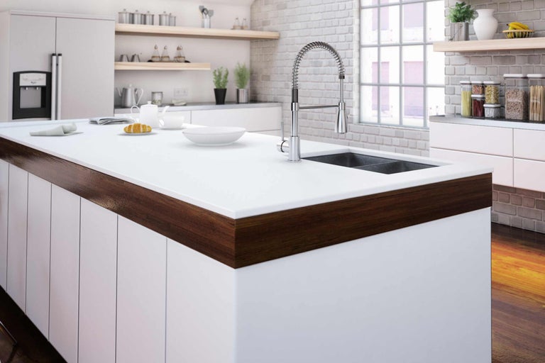 Kücheninsel mit Spüle und Armatur in moderner Küchenumgebung