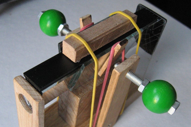 Construction en bois avec vis et élastiques