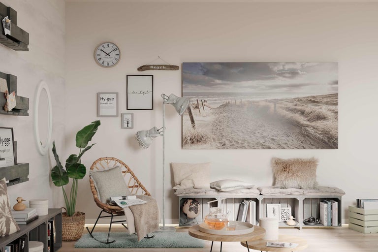 Salon avec fauteuil en rotin, lampadaire, horloge murale et décorations