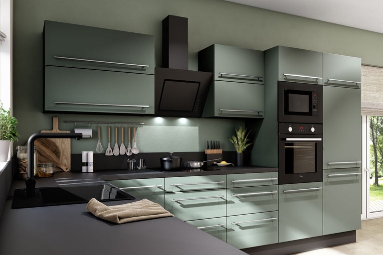 Moderne Einbauküche in Mattgrün mit schwarzer Arbeitsplatte, Backofen, Mikrowelle, Dunstabzugshaube und silbernen Griffen.