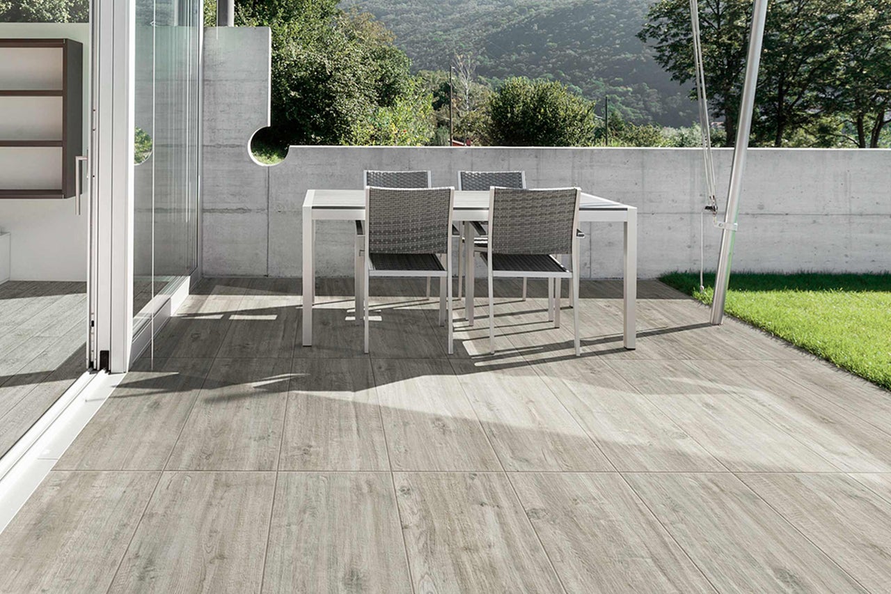 Terrasse mit Holzdielen und Gartentischgruppe