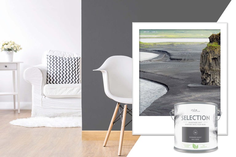Wohnzimmer mit grauer Wand, Sessel, Stuhl, gerahmtem Bild und Dose Style Color Selection Wandfarbe Schwarz