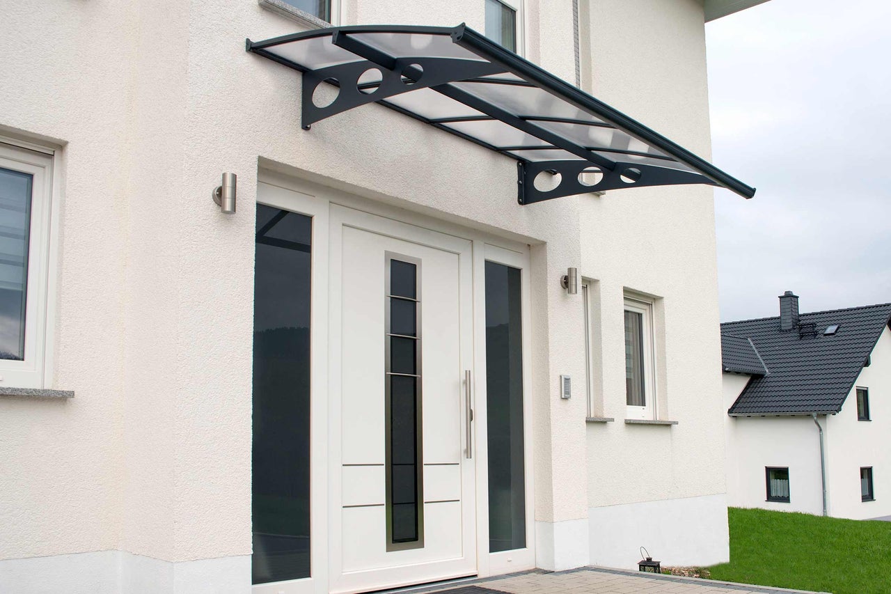 Porte d'entrée avec auvent sur une maison d'habitation