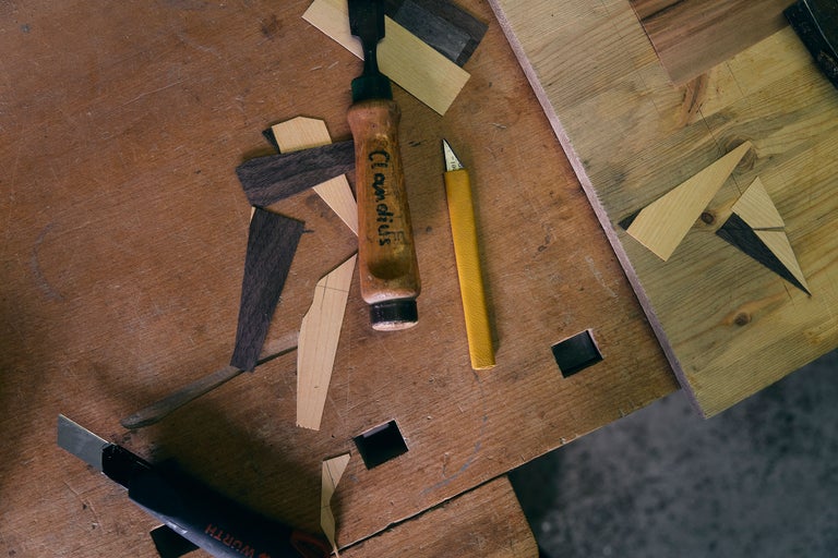 Établi avec ciseau à bois, couteau et morceaux de bois