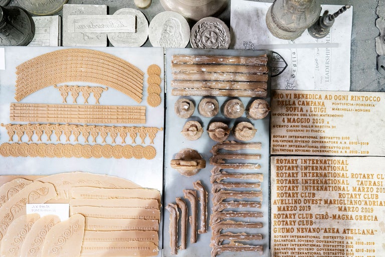 Disposition des pièces moulées pour la fabrication de cloches.