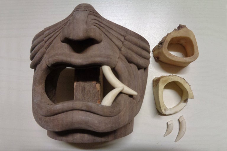 Masque en bois avec bouche ouverte et dents