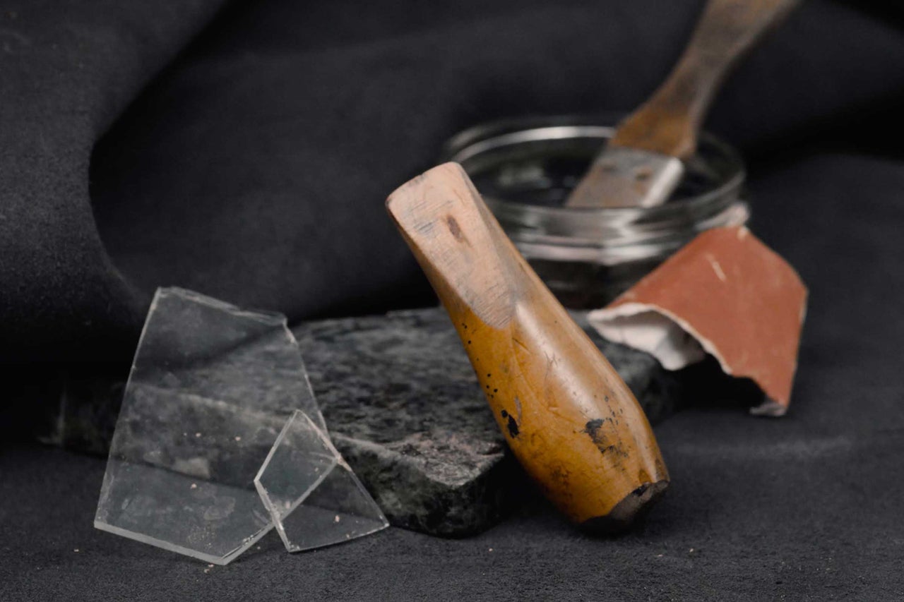 Nature morte avec outil en bois, morceaux de verre et papier abrasif