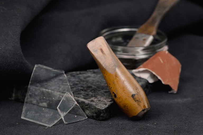 Stillleben mit Holzwerkzeug, Glasstücken und Schleifpapier