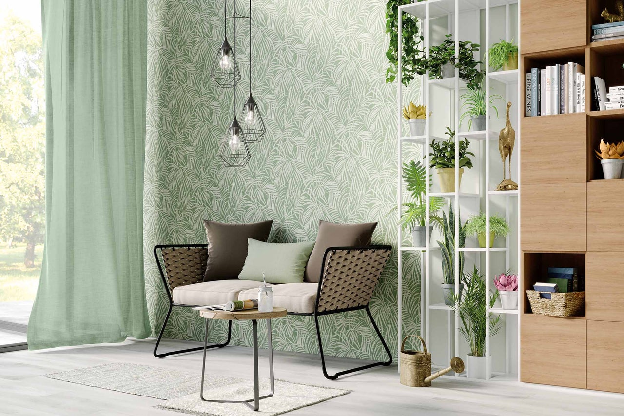 Wohnzimmer mit Sofa, Beistelltisch, Regal und gemusterter Tapete