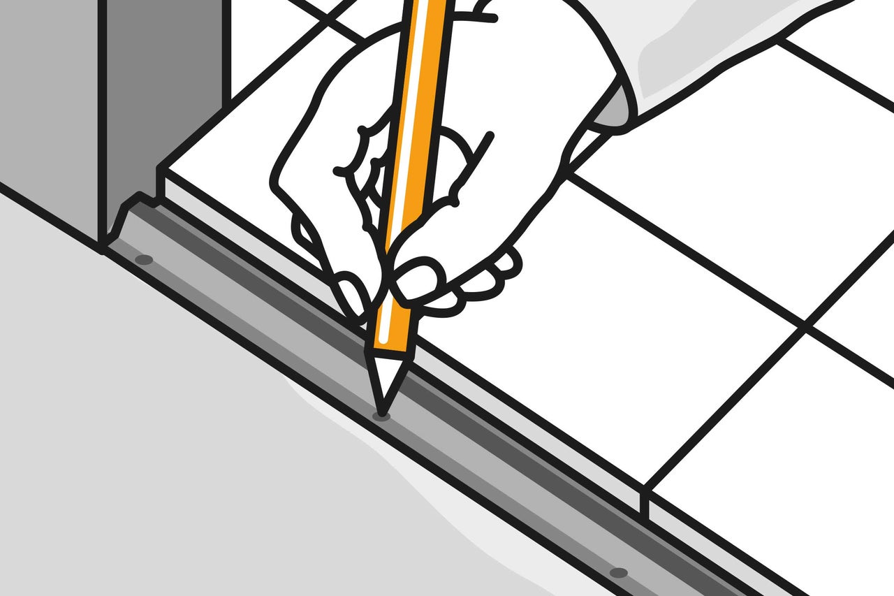Eine Hand zeichnet mit einem Bleistift eine Linie entlang eines Lineals auf ein Blatt Papier.