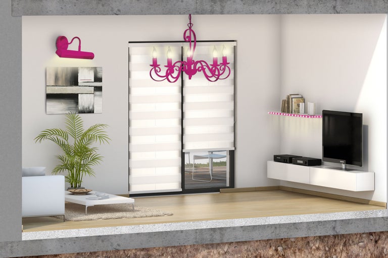 Wohnzimmer mit Pendelleuchte, Rollo, Wandleuchte, Zimmerpflanze und TV-Möbel