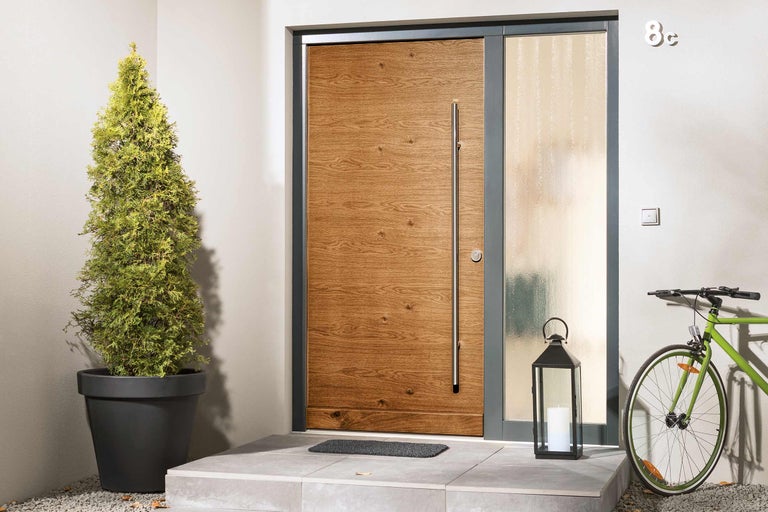 Moderne Haustür mit Seitenteil, Holzstruktur, Edelstahlgriff und Dekorationen