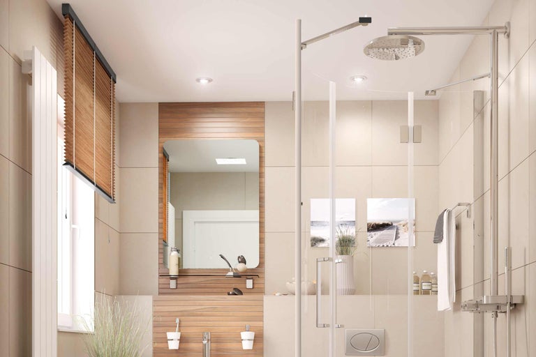 Helles Badezimmer mit Holzjalousien, Spiegel und Duschkabine