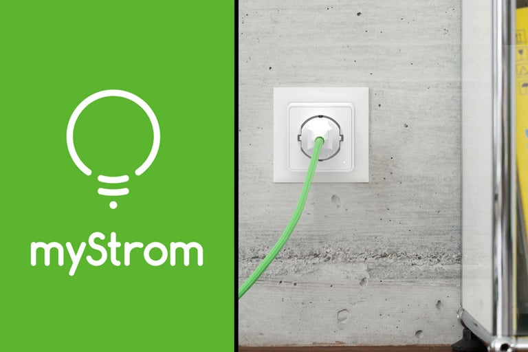 Logo myStrom et prise de courant avec fiche sur un mur en béton