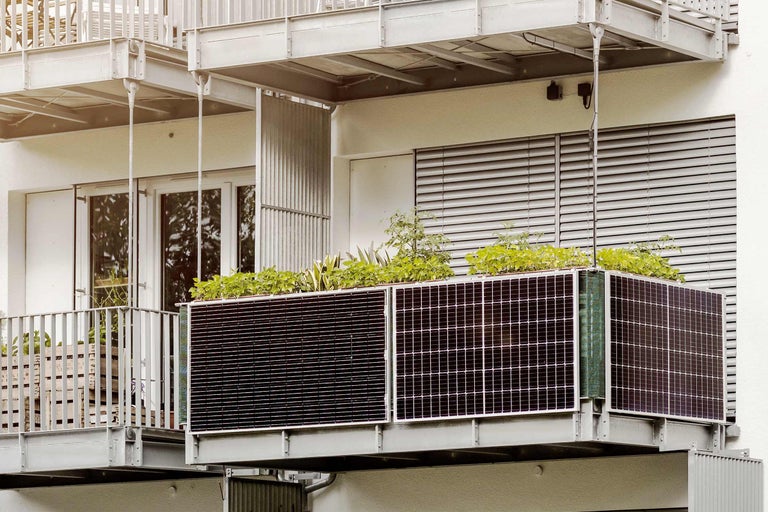 Balcon avec panneaux solaires et jardinière