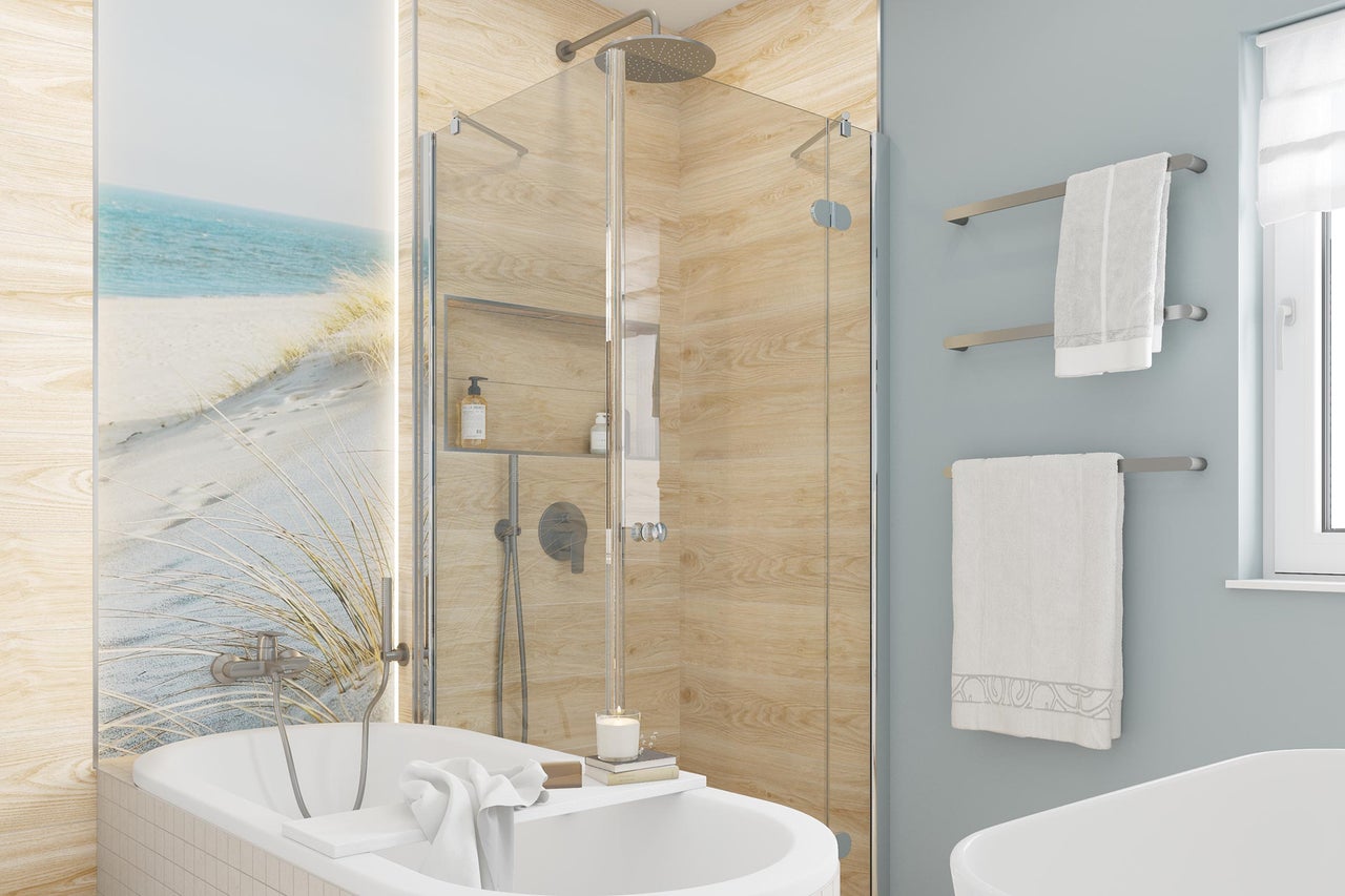 Salle de bain lumineuse avec baignoire, douche en verre, carreaux aspect bois, mur d'image plage et porte-serviettes argentés. Design moderne.