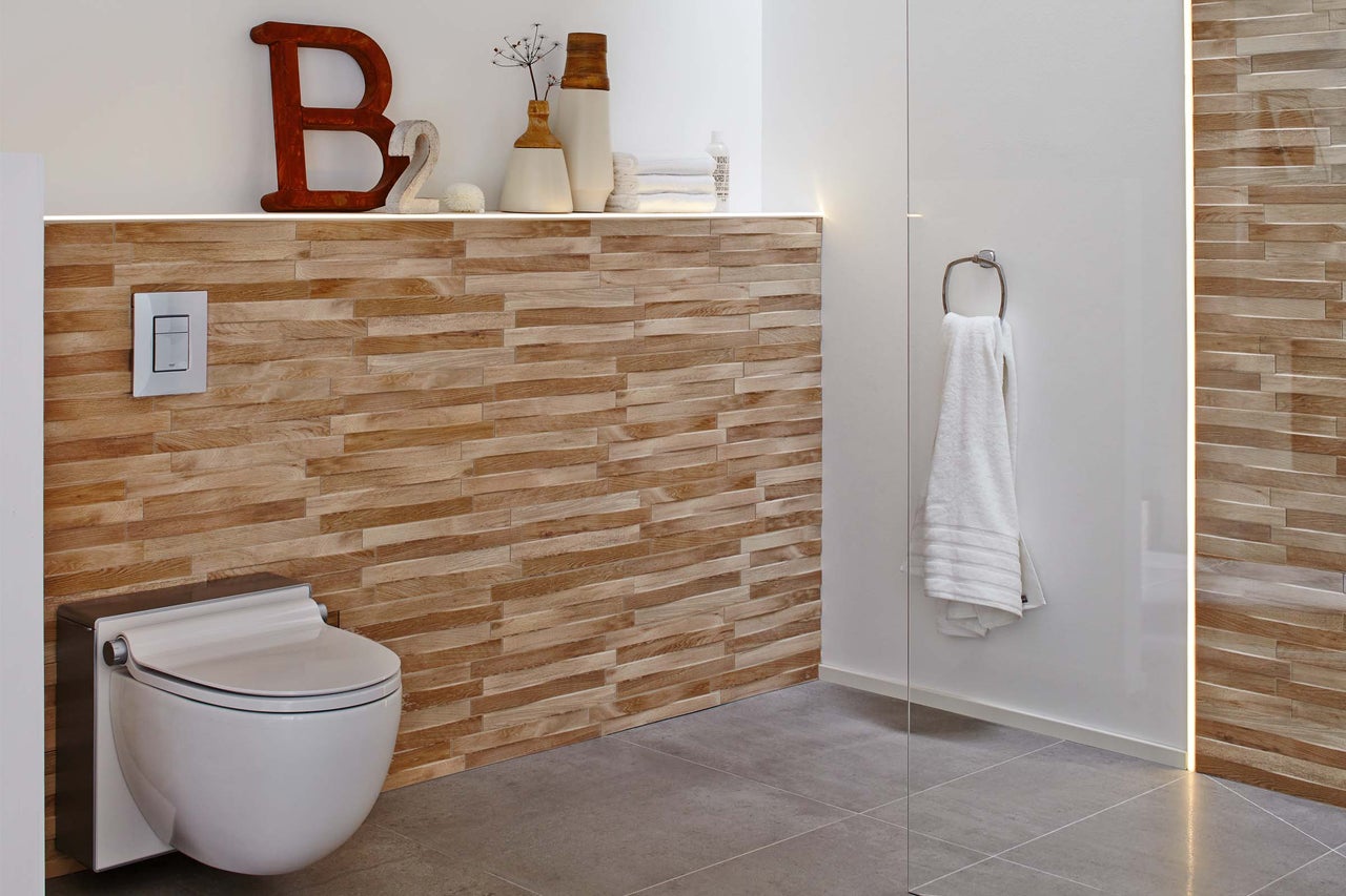 Salle de bain moderne avec toilettes suspendues et carrelage imitation bois