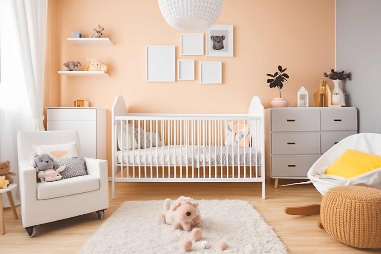 Chambre d'enfant lumineuse avec lit de bébé, fauteuil et commode