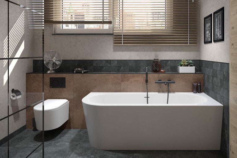 Salle de bains avec baignoire îlot, WC suspendu et stores vénitiens en bois