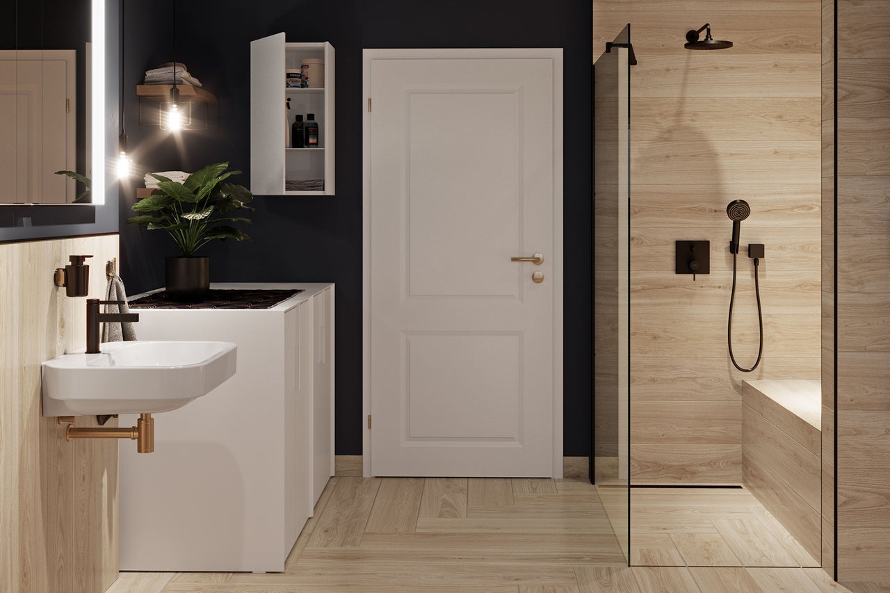 Salle de bains moderne avec douche à l'italienne aspect bois, lavabo blanc et porte d'intérieur blanche.