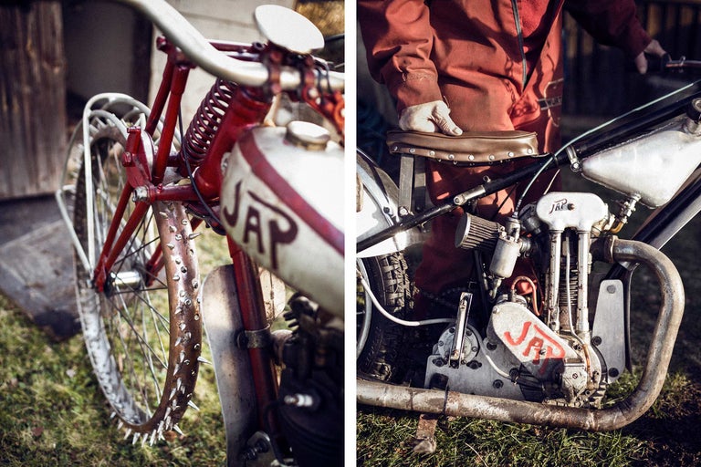 Vue détaillée d'une moto ancienne avec le logo JAP sur le réservoir et le bloc moteur