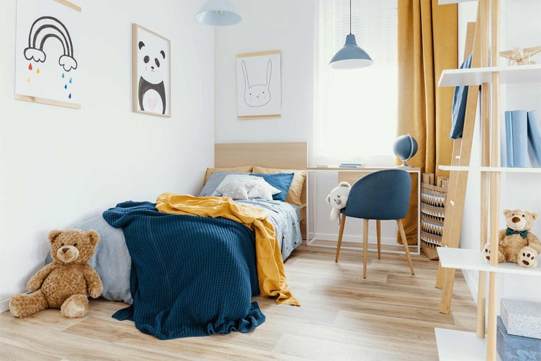 Chambre d'enfant lumineuse et conviviale avec lit, bureau et étagères.