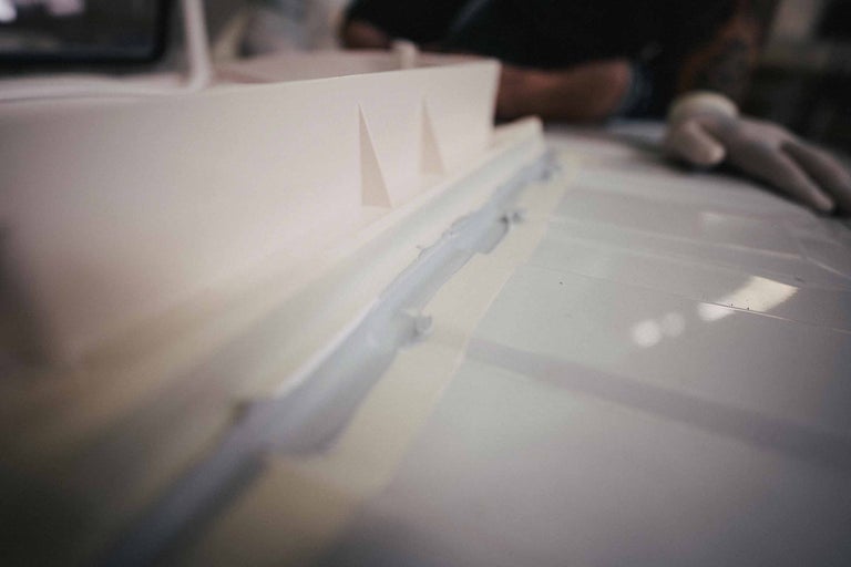 Gros plan de mastic d'étanchéité appliqué sur une surface