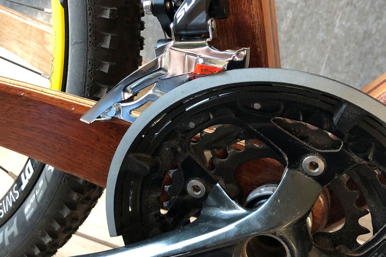 Gros plan d'un vélo avec dérailleur avant et plateau