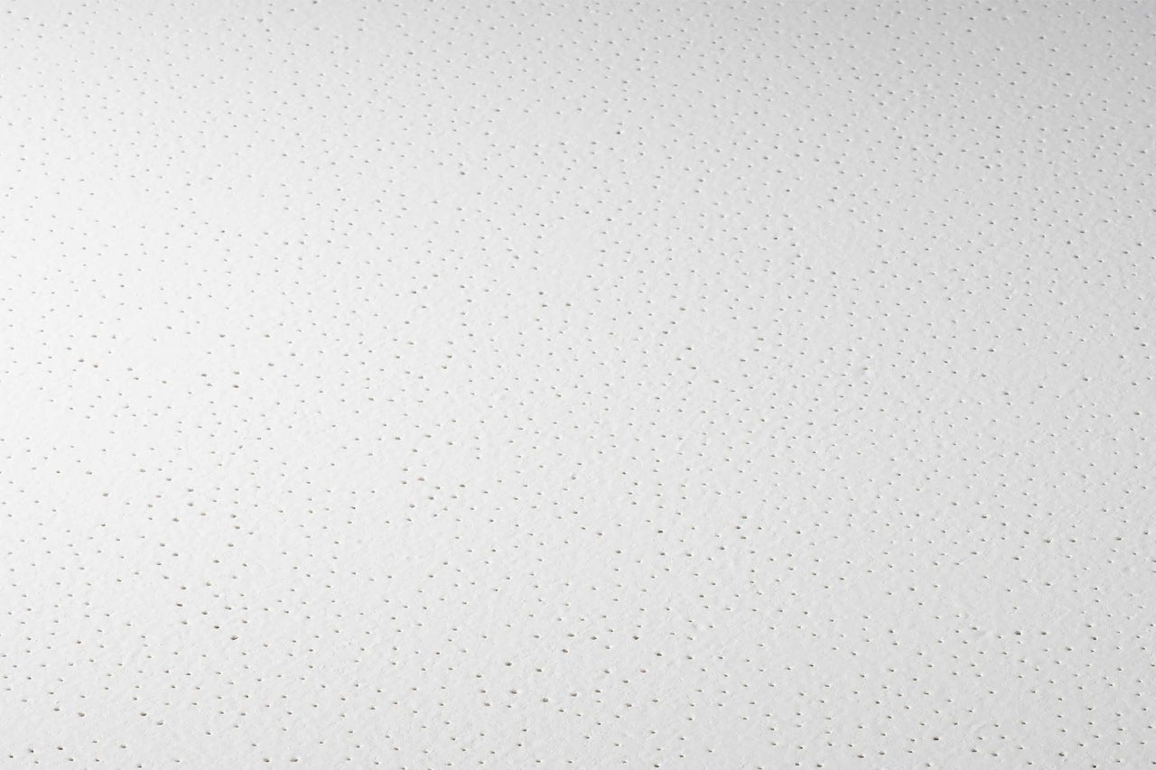 Vue détaillée d'une plaque de plafond avec une fine perforation