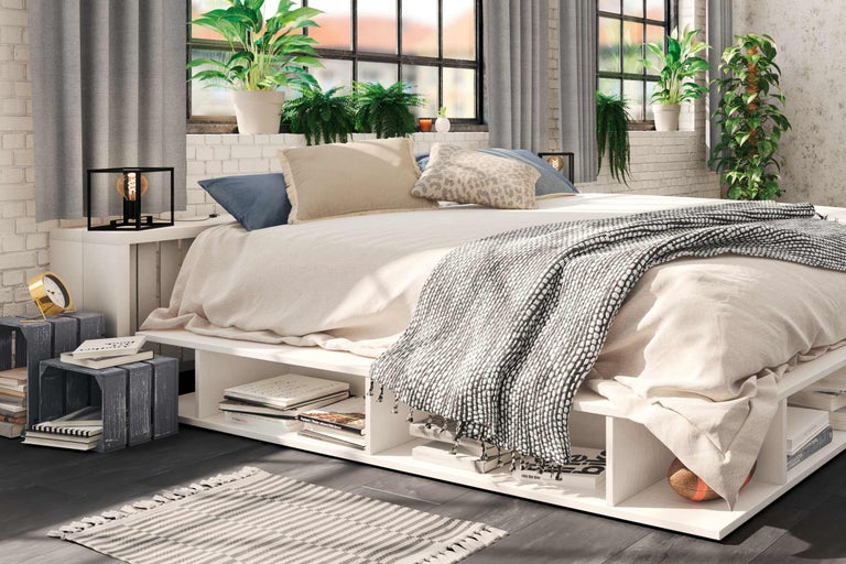 Schlafzimmer mit Bettgestell inklusive Stauraum, Textilien und Dekoration
