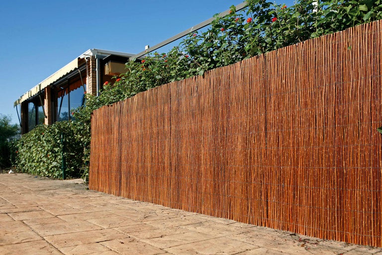 Sichtschutzzaun aus Weide im Garten