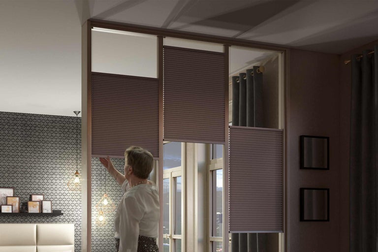Ambiance de pièce avec fenêtre, rideaux et stores plissés pour la décoration de fenêtre