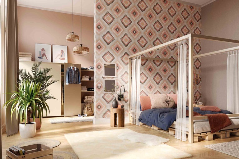 Heller Raum mit Himmelbett, Kleiderschrank und Zimmerpflanzen für ein gemütliches Ambiente.