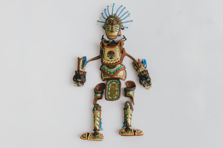 Figur aus verschiedenen Materialien, die einen Krieger darstellt